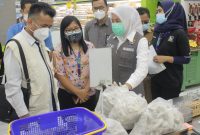 Fitri bersama BPOM pada Selasa (7/9/2021) melakukan sidak, menyasar ke beberapa mall terbesar di Palembang, seperti Palembang Square dan Hypermart, guna memastikan keresahan masyarakat terlepas kembali dibukanya mal selepas PPKM level menurun, oknum nakal tidak berbuat curang menjual produk makanan mengandung bahan berbahaya.