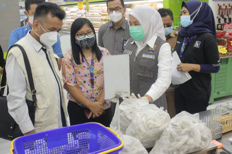 Fitri bersama BPOM pada Selasa (7/9/2021) melakukan sidak, menyasar ke beberapa mall terbesar di Palembang, seperti Palembang Square dan Hypermart, guna memastikan keresahan masyarakat terlepas kembali dibukanya mal selepas PPKM level menurun, oknum nakal tidak berbuat curang menjual produk makanan mengandung bahan berbahaya.