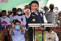 Gubernur Sumsel H Herman Deru Panen Raya Padi IP 100 di Rantau Banyur