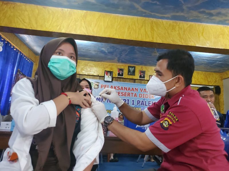 SMKN 1 Palembang menggelar pelaksanaan vaksinasi bagi pelajarnya, Jumat (10/9/2021).
