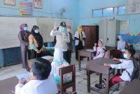 Wakil Walikota Palembang, Fitrianti Agustinda pantau Vaksinasi COVID-19 di SD Negeri 72 Palembang.