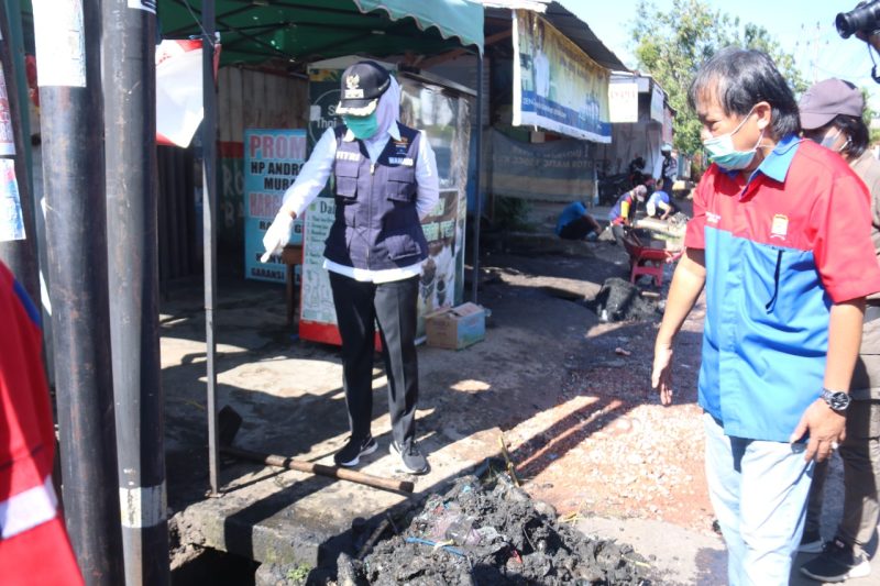 Wakil Walikota Palembang Fitrianti Agustinda mengkhawatirkan banyaknya tiang milik perusahaan yang berdiri di saluran air yang berdampak penyumbatan saluran air.