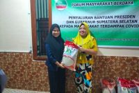 Forum Masyarakat Berdaya [FMB] menyalurkan beras kepada warga dusun II Kemang Manis dan dilanjutkan ke wilayah Ilir Timur II meliputi Kalidoni, serta jalan Meninggal, Jumat [17/9].