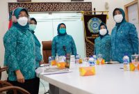 Ketua TP PKK Sumsel Feby Deru, Wakil Ketua 1 TP PKK Sumsel Fauziah Mawardi Yahya membuka webinar tersebut bertempat di command center Pemprov Sumsel, Senin [20/9/21]. 