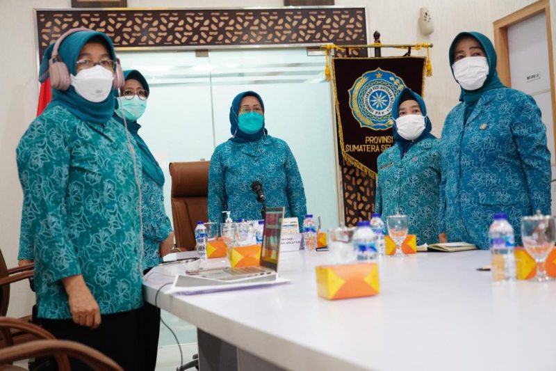 Ketua TP PKK Sumsel Feby Deru, Wakil Ketua 1 TP PKK Sumsel Fauziah Mawardi Yahya membuka webinar tersebut bertempat di command center Pemprov Sumsel, Senin [20/9/21]. 