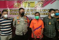 Kurang dari 24 jam, Kepolisian Sektor Plaju berhasil meringkus Fauzan [50] pelaku pembunuhan terhadap M Nur Badarudin bin Puasa [58] di lorong Pipa II RT 27 RW Kelurahan Plaju Darat, Kecamatan Plaju, Palembang,