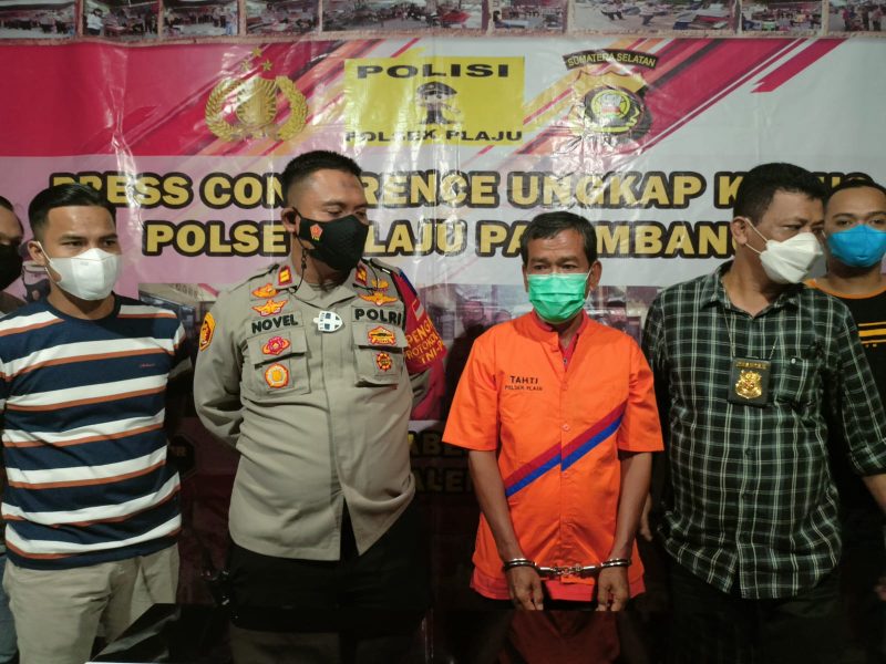Kurang dari 24 jam, Kepolisian Sektor Plaju berhasil meringkus Fauzan [50] pelaku pembunuhan terhadap M Nur Badarudin bin Puasa [58] di lorong Pipa II RT 27 RW Kelurahan Plaju Darat, Kecamatan Plaju, Palembang,