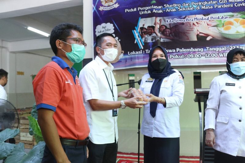 Sekretaris Daerah [Sekda] Kota Palembang Ratu Dewa menghadiri acara Penyerahan Donasi Telur dan Makan Telur bersama siswa yang diselenggarakan Pengurus Daerah Keluarga Alumni Universitas Gajah Mada [KAGAMA] Provinsi Sumatera Selatan, Rabu 22 September 2021. 