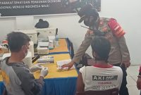 Vaksinasi COVID-19 tersebut digelar di Sekolah SMP SMA Dharma Bhakti Jalan Mayor Zen, lorong Yuwari 2 Sei Selincah, Kecamatan Kalidoni Palembang, dan dipantau langsung oleh Kapolsek Kalidoni AKP Evial Kalza SE MH, Sabtu [25/9/2021].