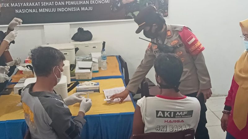 Vaksinasi COVID-19 tersebut digelar di Sekolah SMP SMA Dharma Bhakti Jalan Mayor Zen, lorong Yuwari 2 Sei Selincah, Kecamatan Kalidoni Palembang, dan dipantau langsung oleh Kapolsek Kalidoni AKP Evial Kalza SE MH, Sabtu [25/9/2021].