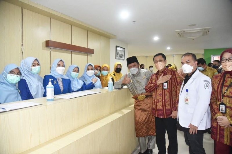 Gubernur Sumatera Selatan [Sumsel] H Herman Deru mengapresiasi inovasi yang telah dilakukan Rumah Sakit Umum Pusat [RSUP] Dr Moh Hoesin Palembang dalam penyediaan Ruang Inap Eksekutif berstandar internasional sebanyak 59 tempat tidur tempat tidur. 