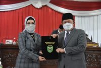 Penandatanganan persetujuan Raperda Perubahan APBD Provinsi Sumsel Tahun Anggaran 2021 antara Gubernur Sumsel H Herman Deru dan Ketua DPRD Provinsi Sumsel Hj Anita Noeringhati. 