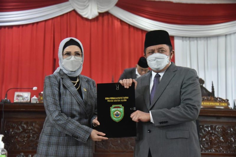 Penandatanganan persetujuan Raperda Perubahan APBD Provinsi Sumsel Tahun Anggaran 2021 antara Gubernur Sumsel H Herman Deru dan Ketua DPRD Provinsi Sumsel Hj Anita Noeringhati. 