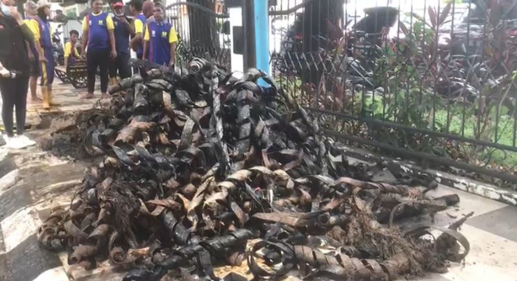 Tumpukan sampah pembungkus kabel ditemukan petugas di beberapa titik kawasan jalan Kapten A Rivai Palembang