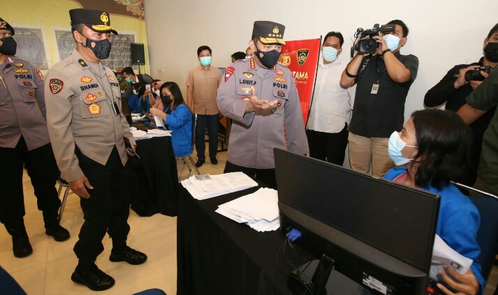 Kapolri Jenderal Listyo Sigit Prabowo saat menghadiri peninjauan vaksinasi, penyerahan bantuan sosial (bansos) dan voucher isi ulang oksigen yang diprakarsai oleh Akpol 1995 atau Patriatama di Universitas Bina Sarana Informatika (BSI), Bekasi, Jawa Barat, Jumat (3/9/2021).