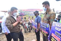 Gubernur Sumsel menyerahkan bantuan alat mesin pertanian pra oanen dan pasca panen bagi petani dan korporasi petani di Desa Sabahlioh, Kecamatan Bunga Mayang di Kabupaten OKU Timur Tahun 2021, Selasa (7/9). 