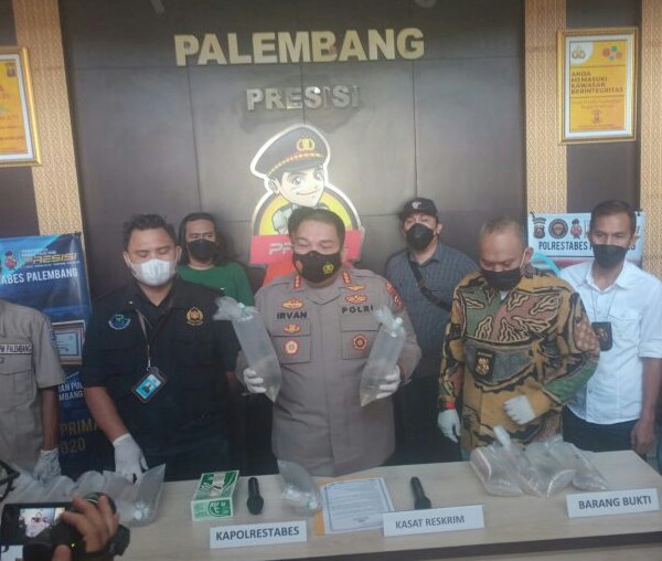 Kapolrestabes Palembang, Kombes Pol Irvan Prawira Satyaputra didampingi Kasat Reskrim, Kompol Tri Wahyudi, saat press release, Jumat (10/9/2021).