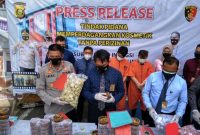 Direktur Reserse Kriminal Khusus Polda Sumsel Kombes Pol Barly Ramadhani melalui Wadir Reskrimsus AKBP Ferry Harahap didampingi Kasubbid Penmas AKBP Iralinsah SH, Kasubdit I Kompol Hadi Saifuddin menggelar Press Release pengungkapan kasus Kosmetik Ilegal di Mapolda Sumsel, Kamis [23/9].