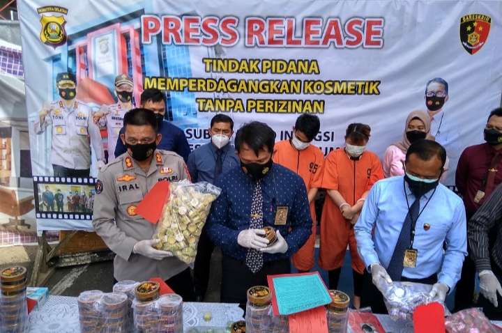 Direktur Reserse Kriminal Khusus Polda Sumsel Kombes Pol Barly Ramadhani melalui Wadir Reskrimsus AKBP Ferry Harahap didampingi Kasubbid Penmas AKBP Iralinsah SH, Kasubdit I Kompol Hadi Saifuddin menggelar Press Release pengungkapan kasus Kosmetik Ilegal di Mapolda Sumsel, Kamis [23/9].