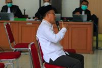 Bupati non aktif Juarsah menangis di Persidangan saat mengungkapkan bahwa dirinya tidak banyak dilibatkan dalam pemerintahan Kabupaten Muara Enim.