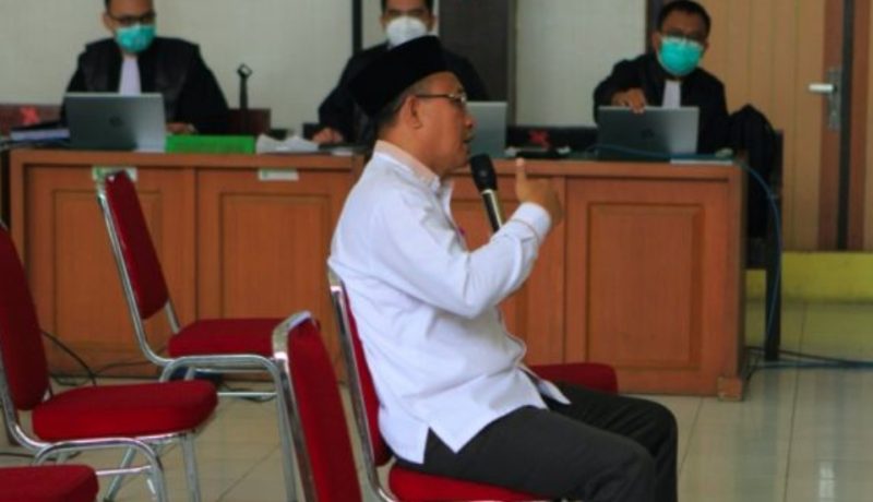Bupati non aktif Juarsah menangis di Persidangan saat mengungkapkan bahwa dirinya tidak banyak dilibatkan dalam pemerintahan Kabupaten Muara Enim.