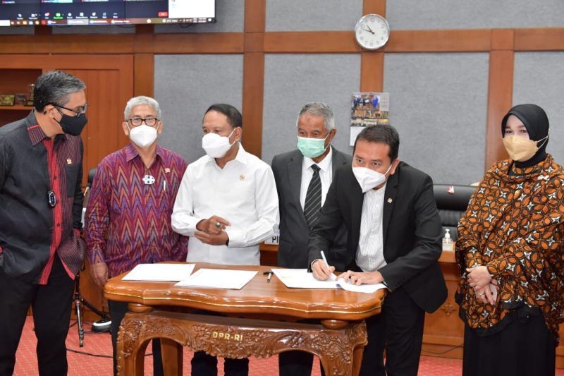 Menpora Zainudin Amali mengikuti rapat kerja bersama Komisi X DPR RI