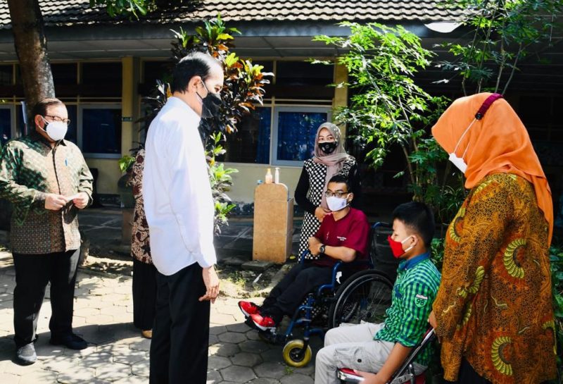 Presiden RI, Joko Widodo usai meninjau kegiatan vaksinasi COVID-19 di SLB (Sekolah Luar Biasa) Negeri 1 Bantul, Kabupaten Bantul, Daerah Istimewa Yogyakarta, Jumat (10/09)