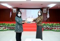 Menteri PPPA, Bintang Puspayoga menerima secara langsung penyerahan simbolis Paket Bantuan Untuk Anak yang Salah Satu atau Kedua Orangtuanya Meninggal Karena COVID-19 dari UNICEF Indonesia 