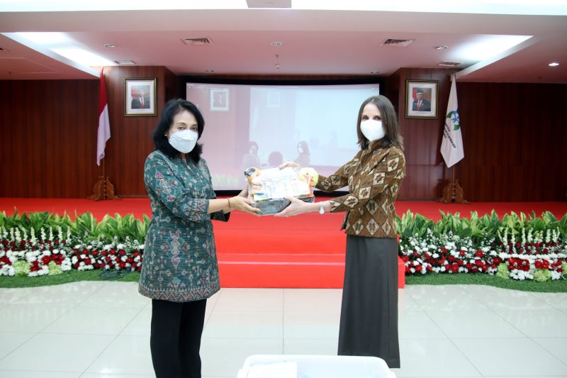 Menteri PPPA, Bintang Puspayoga menerima secara langsung penyerahan simbolis Paket Bantuan Untuk Anak yang Salah Satu atau Kedua Orangtuanya Meninggal Karena COVID-19 dari UNICEF Indonesia