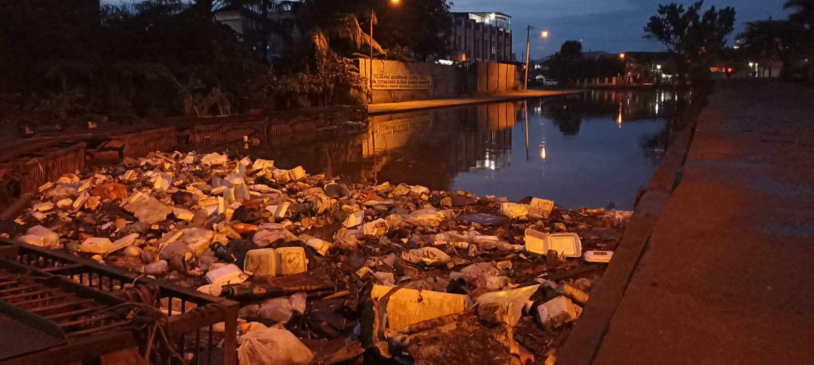 Sampah yang menumpuk di aliran Sekip Bendung, Rabu 29 September 2021, malam [Photo Abror Vandozer]