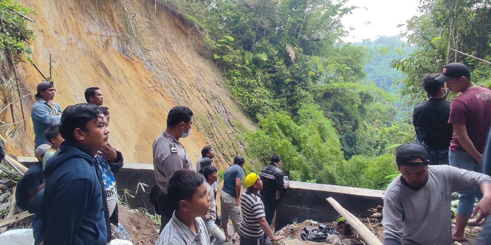 Tanah longsor yang terjadi di Desa Sugihen, Kecamatan Dolat Rayat, Kabupaten Karo, Provinsi Sumatra Utara, Minggu (26:9), pukul 15.08 WIB