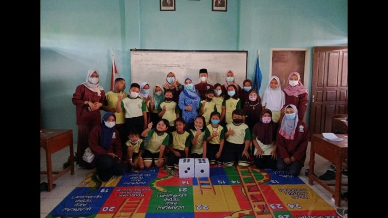 Mahasiswa KKN IAIN Kudus menciptakan permainan edukasi 