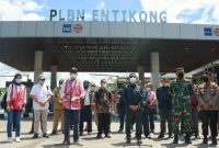 Menteri Perhubungan Budi Karya Sumadi dan Komisi V DPR RI saat meninjau PLBN Entikong