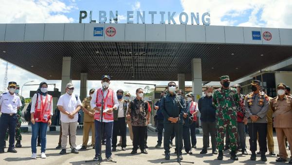 Menteri Perhubungan Budi Karya Sumadi dan Komisi V DPR RI saat meninjau PLBN Entikong