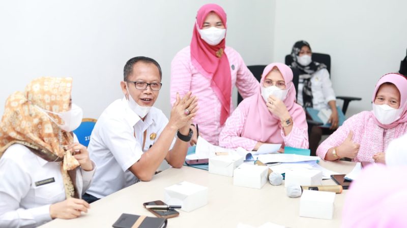 Bunda PAUD Kabupaten Musi Banyuasin Hj Thia Yufada Dodi Reza bersama jajaran melaksanakan rapat koordinasi program kerja terkait pengembangan anak usia dini holistik integratif (PAUD HI), di Sekretariat PKK Kabupaten Musi Banyuasin, Selasa (31/8/2021).