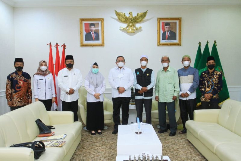 Bupati Muba Dr H Dodi Reza Alex Noerdin saat menerima kunjungan silaturahmi Pengurus Ponpes Darul Quran Al-Madani Desa Pangkalan Jaya Kecamatan Babat Toman, Rabu (1/9/2021) di Ruang Audiensi Bupati Muba.