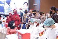 Kapolri Jenderal Listyo Sigit Prabowo meninjau langsung pelaksanaan vaksinasi massal kolaborasi antara Polri dengan Badan Eksekutif Mahasiswa Seluruh Indonesia (BEM-SI) di Universitas Esa Unggul, Jakarta Barat, Rabu (1/8).