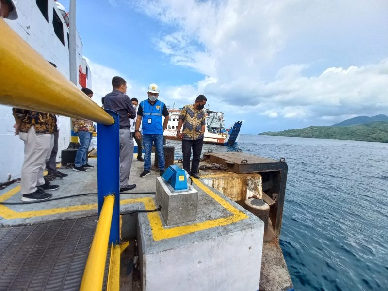 Anggota Ombudsman RI, Hery Susanto saat melakukan peninjauan ALMA milik PLN yang terletak di Pelabuhan Fery Bastiong, Kota Ternate, Provinsi Maluku Utara.