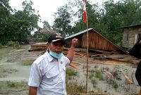 Warga setempat terlihat menunjukan situasi pasca terjadinya Hujan dan disertai dengan angin kencang di desa Muara Telang, Jalur 10, Kabupaten Banyuasin