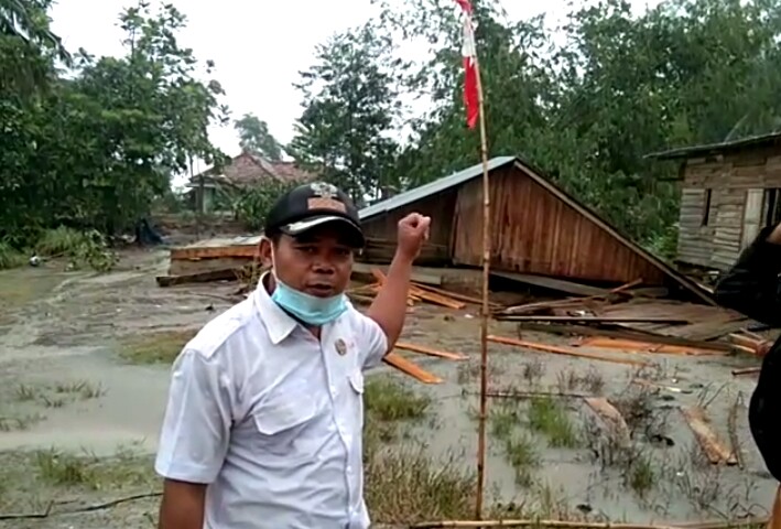 Warga setempat terlihat menunjukan situasi pasca terjadinya Hujan dan disertai dengan angin kencang di desa Muara Telang, Jalur 10, Kabupaten Banyuasin