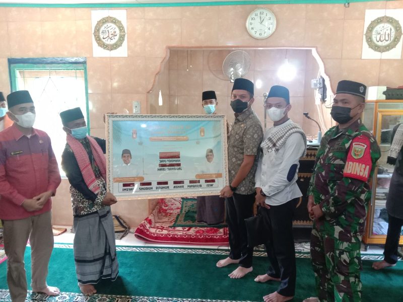 Safari Jumat, Bupati OI, Panca Wijaya Akbar Berikan Bantuan untuk Dua Masjid di Desa Sungai Rokan