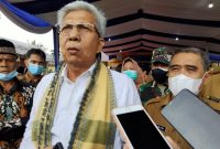 Wakil Gubernur Sumatera Selatan, H.Mawardi Yahya memberikan bantuan beras secara simbolis kepada warga Desa Kecamatan Sungai Pinang Kabupaten Ogan Ilir yang terdampak Pandemi COVID-19, Senin (6/9)