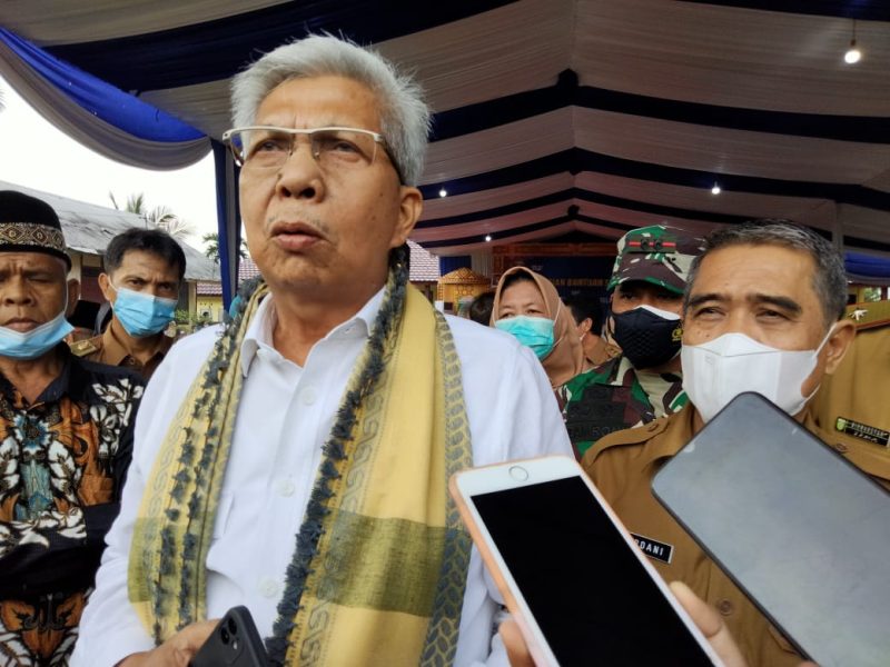 Wakil Gubernur Sumatera Selatan, H.Mawardi Yahya memberikan bantuan beras secara simbolis kepada warga Desa Kecamatan Sungai Pinang Kabupaten Ogan Ilir yang terdampak Pandemi COVID-19, Senin (6/9)