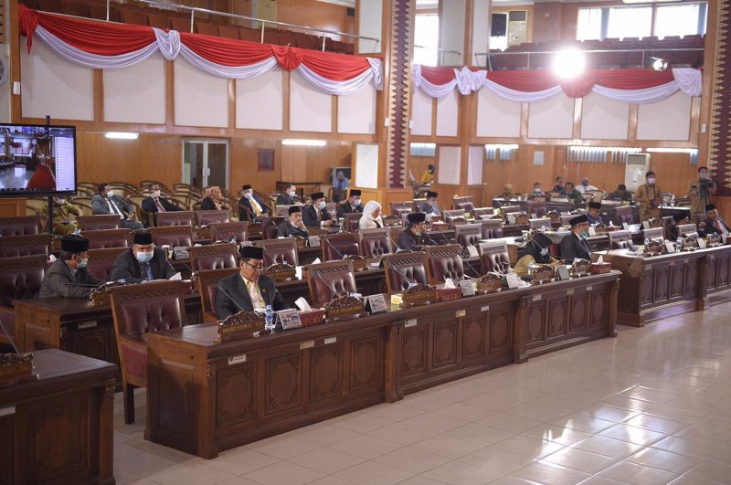 Pimpinan dan Anggota DPRD Provinsi Sumsel mendengarkan Pidato Kenegaraan Presiden Republik Indonesia, Ir Joko Widodo Pada Sidang Tahunan MPR RI yang berlangsung di Ruang Rapat Paripurna, Gedung Nusantara MPR/DPR/DPR RI, Senayan, Jakarta secara virtual, Senin (16/8).