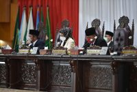 Ketua DPRD Sumsel Hj RA Anita Noeringhati bersama Gubernur Sumsel H Herman Deru melakukan penandatanganan nota kesepakatan tentang  rancangan awal perubahan RPJMD Tahun 2019-2023  yang digelar dalam Rapat Paripurna ke-33 DPRD Provinsi Sumsel di Ruang Rapat Paripurna DPRD Sumsel, Senin (26/7).   