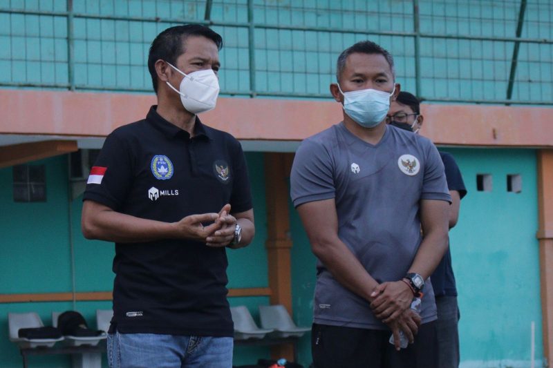 Sekjen PSSI Yunus Nusi didampingi Pelatih timnas wanita, Rudy Eka