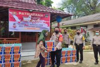 Kapolsek Plaju Iptu Novel Siswandi Kurniawan SH MH mendistribusikan bantuan sosial (bansos) dari alumni Akpol 95 Patriatama, Selasa (7/9)