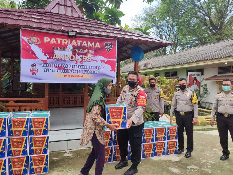 Kapolsek Plaju Iptu Novel Siswandi Kurniawan SH MH mendistribusikan bantuan sosial (bansos) dari alumni Akpol 95 Patriatama, Selasa (7/9)