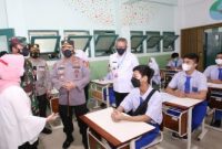 Panglima TNI Marsekal Hadi Tjahjanto dan Kapolri Jenderal Listyo Sigit Prabowo meninjau langsung serbuan vaksin di wilayah Kalimantan Barat yang digelar di dua tempat yaitu di Ayani Mega Mall dan SMAN 1 Pontianak, Rabu (8/9/2021).