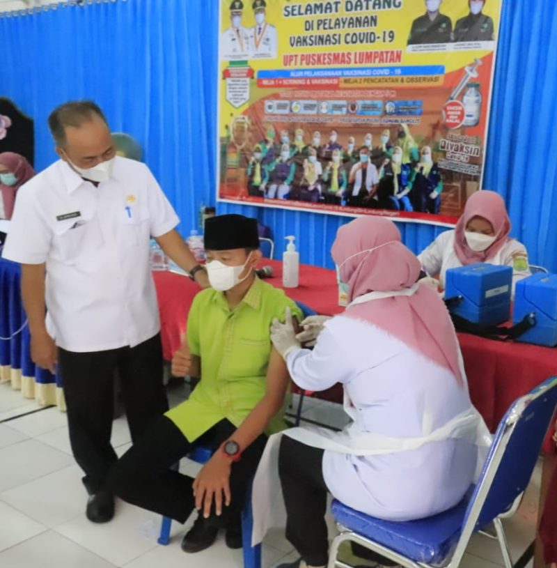 Sekretaris Daerah Kabupaten Muba Drs H Apriyadi MSi, Rabu (8/9/2021) meninjau langsung pelaksanaan suntik vaksin yang dikhususkan untuk pelajar jenjang SMA, SMK/MA sederajat atau usia 12 ke atas. 